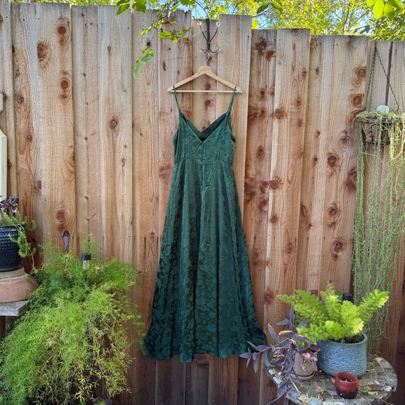 Emerald Green Satin Floral Cowl-Neck Jacquard Maxi Dress 🌿 - Picture 7 of 8